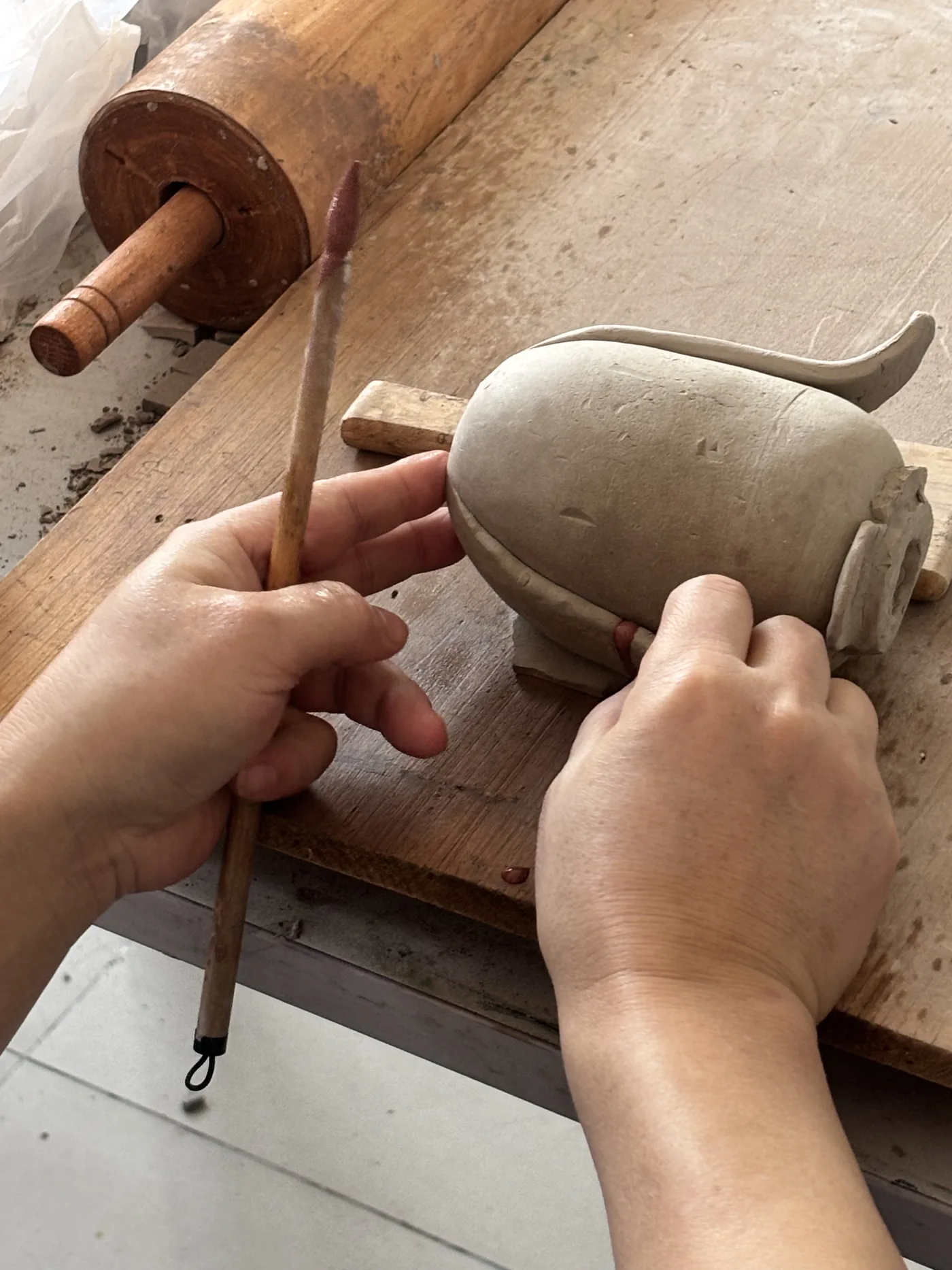 双手正在为陶艺作品塑形